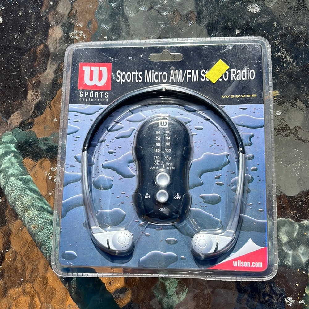 Sports micro am/fm wearable radio
